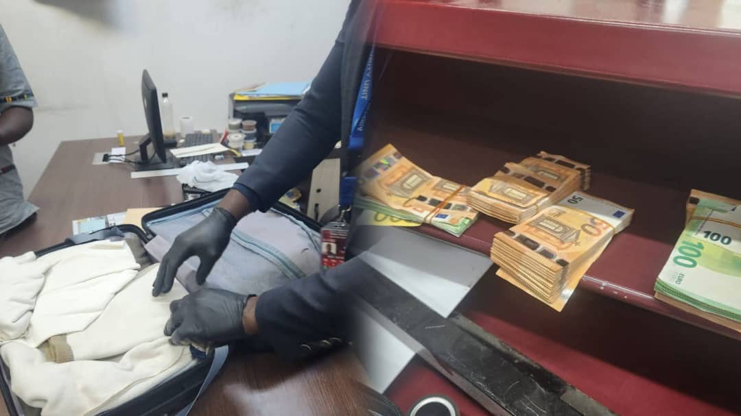 Aéroport de Nsimalen : Saisie de 56 320 euros et de cigarettes électroniques au THC