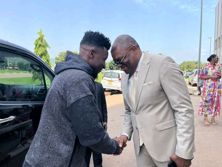 André Onana en visite à CRTV Sports : Un hommage au travail de la télévision nationale