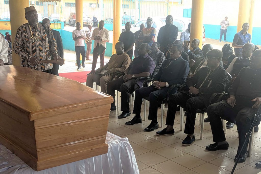 La dépouille d'Anicet Ekane, figure de l'opposition camerounaise, est arrivée à Douala pour les obsèques