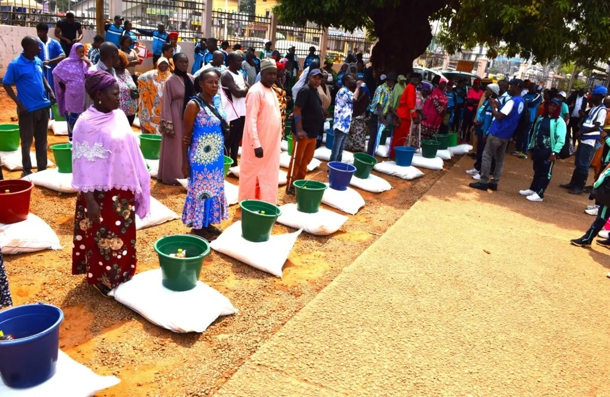 Les femmes du MINAT distribuent des kits de vie aux personnes vulnérables à Yaoundé