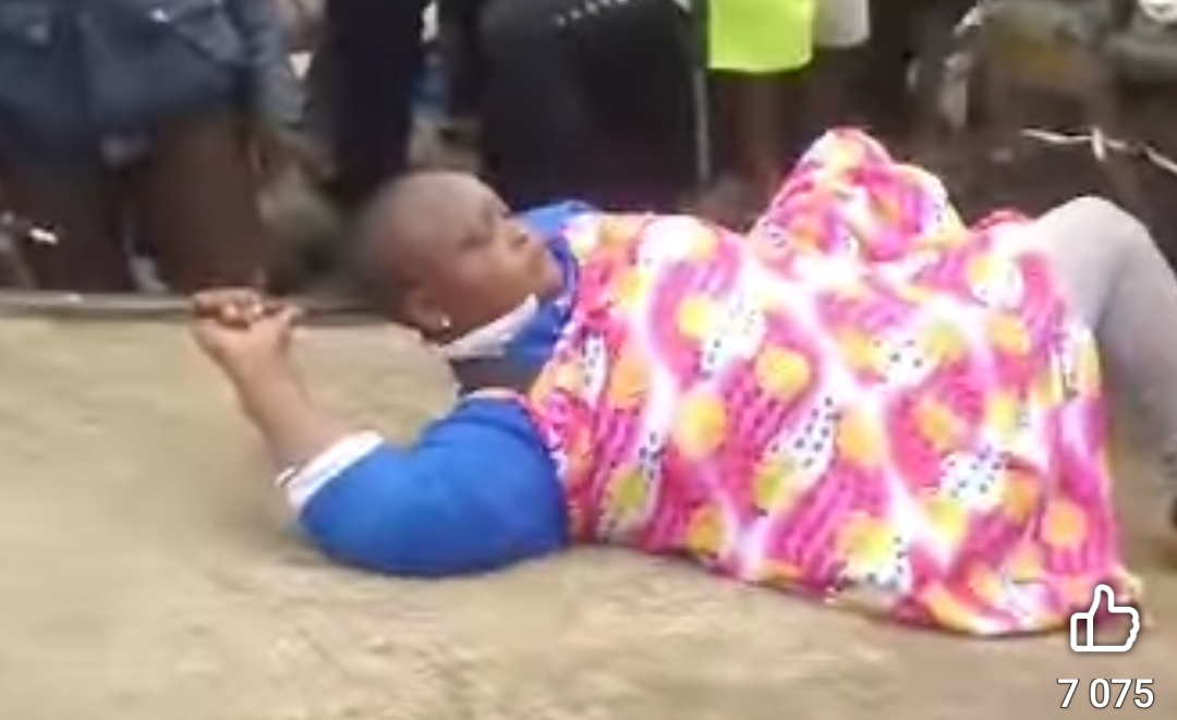 Tension in Douala: Woman Protests Vehicle Impoundment in Ndokoti